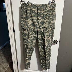 Men's Camouflage Cargo Pants in size Large/regular.